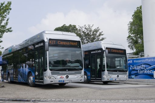 Mercedes-Benz Citaro FuelCELL-Hybrid Brennstoffzellen-Bussen: FuelCELL-Hybrid Busse von Daimler Buses bei der Einweihung der Wasserstofftankstelle des Karlsruher Instituts für Technologie (KIT).
Mercedes-Benz Citaro FuelCELL Hybrid fuel-cell buses: FuelCELL Hybrid buses of Daimler Buses while the inauguration of the hydrogen filling station at the Karlsruhe Institute of Technology (KIT).