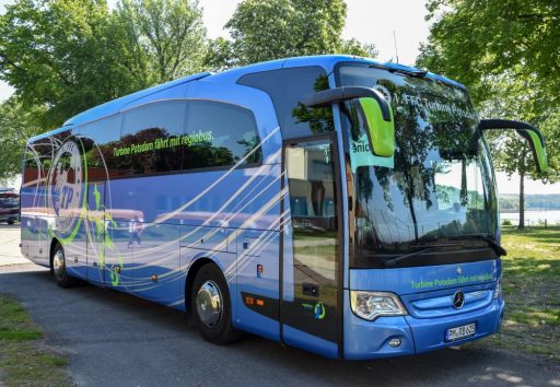 So muss ein Mannschaftsbus aussehen: Der neue Mercedes-Benz Travego ist vom Sponsor Regiobus Potsdam Mittelmark dynamisch mit stilisierter Fußballspielerin und Vereinswappen beklebt worden.