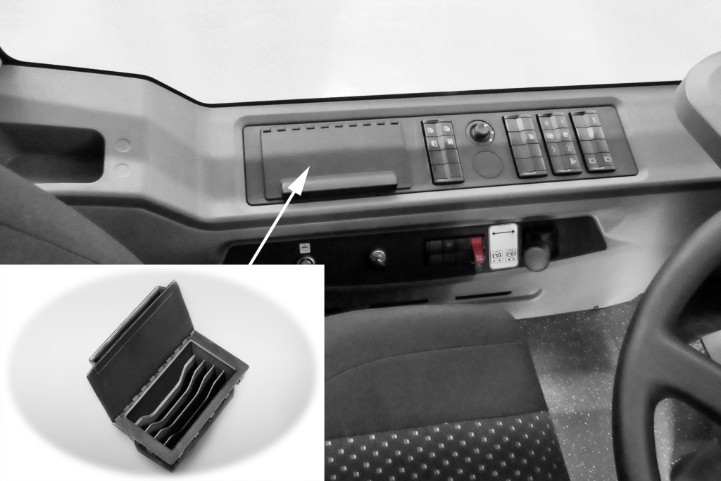Daimler Buses setzt das 3D-Druckverfahren bei Bussen der Marken Mercedes-Benz und Setra erfolgreich im Kundensonderwunsch- und im Ersatzteilbereich ein. Das kleine Foto zeigt das Geldschein-Ablagefach aus dem 3D-Drucker, ein komplexes, bislang aus mehreren Komponenten bestehendes Bauteil. Auf dem großen Foto ist die Platzierung des mit 3D-Drucktechnologie produzierten Geldschein-Ablagefachs in der Seitenverkleidung links des Fahrerplatzes dargestellt.
Daimler Buses is successfully applying the 3D printing process in the area of special customer requirements and replacement parts for buses and coaches of the Mercedes-Benz and Setra brands. The small photograph shows the complex 3D printed stowage compartment for banknotes which previously consisted of several components. The large photograph shows the positioning of the banknote compartment in the side panelling located on the left-hand side of the driver's area.