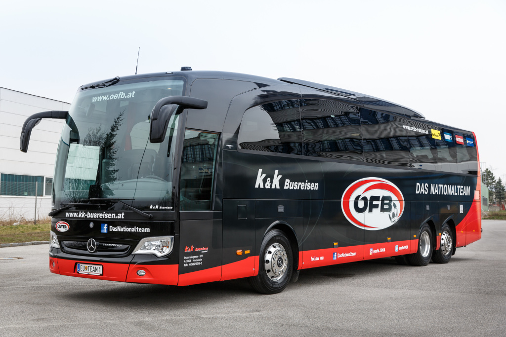 Der neue Teambus der österreichischen Fußball Nationalmannschaft: ein Mercedes-Benz Travego M. Der 4-Sterne-Reisebus ist unter anderem mit 42 rückenschonen den Lux-Line-Sitzen mit komfortablen Beinauflagen und Clubtischen im Heckbereich ausgestattet.