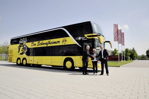 Dr. Jens Heinemann, Leiter Vertrieb Setra Deutschland (rechts), übergibt den neuen Mannschaftsbus des Eishockey-Erstligisten „Krefelder Pinguine“, ein S 431 DT, an die Besitzer der Firma VZ-Reisen Dieter und Birgit Zachlod.