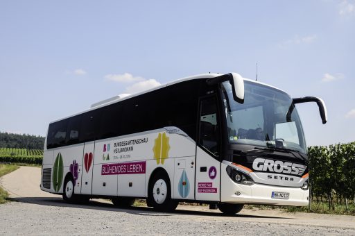 Ein S 515 MD macht schon heute Lust auf die nächste Bundesgartenschau, die im April 2019 im baden-württembergischen Heilbronn ihre Pforten öffnet. Mit dem Bus der Setra ComfortClass, der das offizielle Logo der 40 Hektar großen Garten- und Stadtausstellung trägt, feiert die Friedrich Gross OHG Premiere. Es ist das erste Fahrzeug dieses Mitteldecker-Modells, das das Heilbronner Unternehmen in seinen Fuhrpark aufnahm.