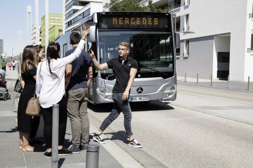 Mit dem Preventive Brake Assist führt Mercedes-Benz als Weltpremiere den ersten aktiven Bremsassistenten für Stadtlinienbusse ein. Das System warnt bei akuter Kollisionsgefahr und löst zeitgleich eine Teilbremsung aus.
In Preventive Brake Assist, Mercedes-Benz introduces the first active emergency braking assist system ever for city buses as a world première. If there is a critical risk of collision, the system warns the driver and initiates partial braking at the same time.