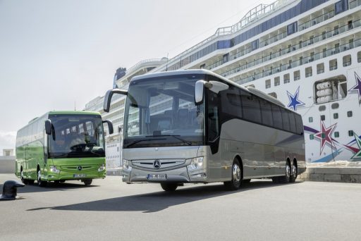 Mercedes-Benz Tourismo, Exterieur, viperngrün metallic, OM 936 Euro VI mit 260 kW (354 PS), 7,7 L Hubraum, 6-Gang Schaltgetriebe, Länge/Breite/Höhe: 12.295/2.550/3.680 mm, Bestuhlung: 1/49; Mercedes-Benz Tourismo L, Exterieur, platinum-silber metallic, OM 470 Euro VI mit 335 kW (455 PS), 10,7 L Hubraum, 8-Gang Mercedes PowerShift, BiXenon-Scheinwerfer, Länge/Breite/Höhe: 13.935/2.550/3.680 mm, Bestuhlung: 1/57.
Mercedes-Benz Tourismo, Exterior, viper green metallic, OM 936 Euro VI rated at 260 kW/354 hp, displacement 7.7 l, 6-speed transmission, length/width/height: 12295/2550/3680 mm, seating: 1/49; Mercedes-Benz Tourismo L, Exterior, platinum silver metallic, OM 470 Euro VI rated at 335 kW/455 hp, displacement 10.7 l, 8-speed Mercedes PowerShift transmission, BiXenon headlamps, length/width/height: 13935/2550/3680 mm, seating: 1/57.