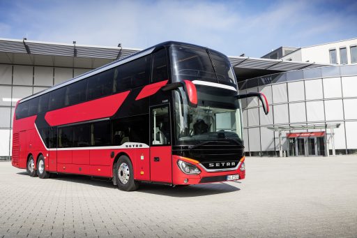 Setra S 531 DT TopClass 500, Exterieur, Kosmosrot Metallic, OM 471 mit 375 kW (510 PS), 12,8 L Hubraum, 8-Gang Mercedes PowerShift, Active Brake Assist 4, Sideguard Assist, LED-Scheinwerfer, Länge/Breite/Höhe: 14.000/2.550/4.000 mm, Bestuhlung: 1/78 // Setra S 531 DT TopClass 500, Exterior, Cosmos Red Metallic, OM 471 rated at 375 kW/510 hp, displacement 12.8 l, 8-speed Mercedes PowerShift transmission, Active Brake Assist 4, Sideguard Assist, LED Headlamps, length/width/height: 14000/2550/4000 mm, seating: 1/78.