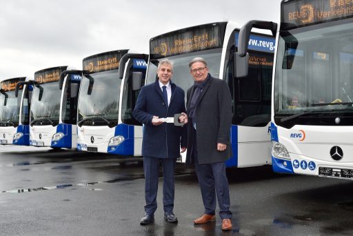 Die ersten Mercedes-Benz Citaro für die Busverkehre im Rhein-Erft-Kreis sind ausgeliefert. Walter Reinarz (rechts), Geschäftsführer REVG, bekam den symbolischen Schlüssel der neuen Flotte von Jürgen Foehr, Mercedes-Benz Omnibusse Vertriebsleiter West.