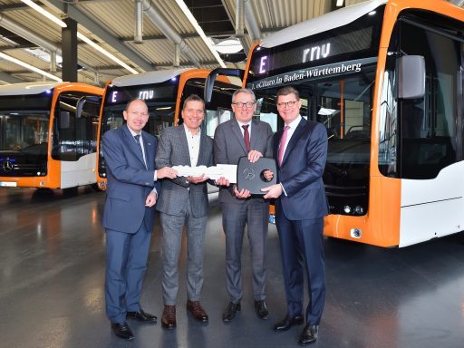 Diese drei vollelektrisch betriebenen eCitaro werden im Rhein-Neckar Dreieck unterwegs sein. Till Oberwörder, Leiter Daimler Buses, und Martin in der Beek, technischer Geschäftsführer rnv, haben die Fahrzeuge im Beisein von Dr. Peter Kurz, Oberbürgermeister der Stadt Mannheim, und Christian Specht, erster Bürgermeister Stadt Mannheim, vorgestellt.
These three fully-electric driven eCitaro buses will be on the road in the Rhine-Neckar triangle. Till Oberwörder, Head of Daimler Buses, and Martin in der Beek, Technical Managing Director at rnv, presented the vehicle in the presence of Dr. Peter Kurz, Mayor of Mannheim, and Christian Specht, First Mayor of Mannheim.