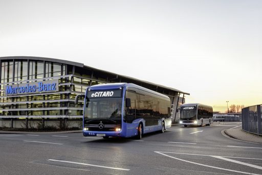 Aufbruch nach Europa. Die ersten Mercedes-Benz eCitaro für Europa machen sich auf den Weg.
Off to Europe. The first Mercedes-Benz eCitaro buses set out for Europe.