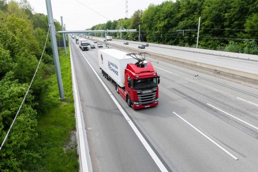 Siemens Mobility liefert für Hessen Mobil eine Pilotanlage für den elektrifizierten Straßengüterverkehr.
Siemens Mobility supplied a pilot system for electrified road freight transport for Hessen Mobil.