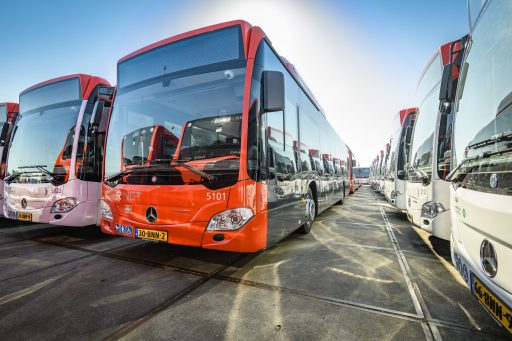 Leise, schadstoffarm und hocheffizient – der Verkehrsbetrieb EBS in den Niederlanden erhält 93 Mercedes Benz Citaro NGT hybrid.
Quiet, highly efficient and with low emissions the EBS public transport company in the Netherlands receives 93 Mercedes Benz Citaro NGT hybrid.