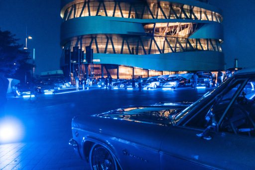 Das Mercedes-Benz Museum öffnet ab 1. September 2020 wieder ganz regulär an sechs Tagen pro Woche: Das markenoffene Klassikertreffen „Cars & Coffee“ auf dem Freigelände direkt vor dem Museum (Foto aus dem Jahr 2019) wird bis in den Oktober hinein mit zusätzlichen Terminen verlängert. Neu sind die Abendtermine donnerstags von 17 bis 22 Uhr.
Mercedes-Benz Museum will resume regular opening hours on six days a week from 1 September 2020: the “Cars & Coffee” classic car meeting for all makes and brands on the square directly outside the museum (image from 2019) will be extended into October by additional dates. Events on Thursdays between 5 p.m. and 10 p.m. have been added to the schedule.