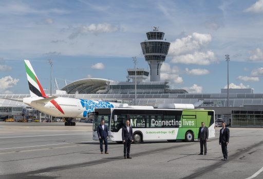 (l-r) Helmut Ehrnstrasser (Leiter Flugzeug- und Gepaeckabfertigung der AeroGround Flughafen Muenchen GmbH), Jost Lammers (Vorsitzender der Geschaeftsfuehrung der Flughafen Muenchen GmbH),
Dr. Hans Friedmann (CM Fluids AG) und Franz Boehm (CM Fluids AG) / Uebergabe eines Passagierbusses mit innovativem Antrieb / Flughafen Muenchen / Muenchen / 19.08.2020
Foto: Stephan Goerlich / FMG