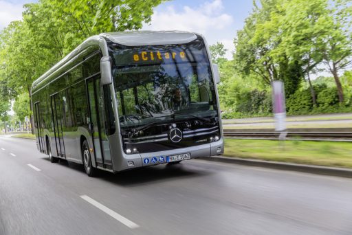 Mercedes-Benz eCitaro mit vollelektrischem Antrieb, Exterieur, anthrazit metallic, 2 x elektrischer Radnabenmotor, 2 x 125 kW, 2 x 485 Nm, LED-Scheinwerfer, Länge/Breite/Höhe: 12.135/2.550/3.400 mm, Beförderungskapazität: 1/80
Mercedes-Benz eCitaro with all-electric drive, exterior, anthracite metallic, 2 x electric hub motor, 2 x 125 kW, 2 x 485 Nm, LED headlamps, length/width/height: 12135/2550/3400 mm, passenger capacity: 1/80.