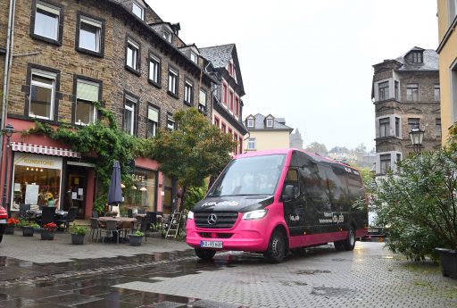 Wenn es eng wird ist Größe gefragt: Die teilweise sehr engen Straßenabschnitte meistert der Sprinter City 75 mit Leichtigkeit.