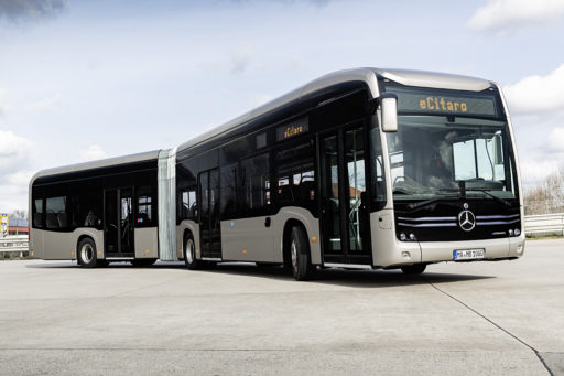 Mercedes-Benz eCitaro G mit vollelektrischem Antrieb, Exterieur, rauchsilber metallic, 2 x elektrischer Radnabenmotor, 2 x 125 kW, 2 x 485 Nm, 7 Feststoff-Batterien, 63 kWh pro Feststoff-Batterie, Preventive Brake Assist, Sideguard Assist, LED-Scheinwerfer, Länge/Breite/Höhe: 18.125 /2.550/3.400 mm, Beförderungskapazität: 1/157
Mercedes-Benz eCitaro G with all-electric drive, exterior, smoke silver metallic, 2 x electric hub motor, 2 x 125 kW, 2 x 485 Nm, 7 solid-state batteries, 63 kWh per solid-state battery, Preventive Brake Assist, Sideguard Assist, LED headlamps, length/width/height: 18.125 /2550/3400 mm, passenger capacity: 1/157.