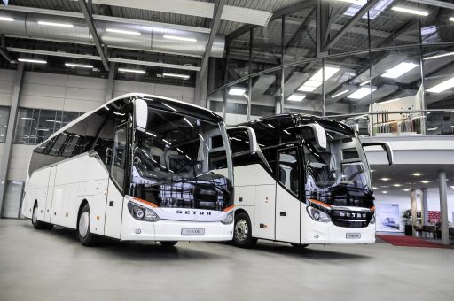 Setra ComfortClass 500 und TopClass 500 (von links nach rechts) erhalten German Design Award 2015.
Setra ComfortClass 500 and TopClass 500 (from left to right) receive the German Design Award 2015.
