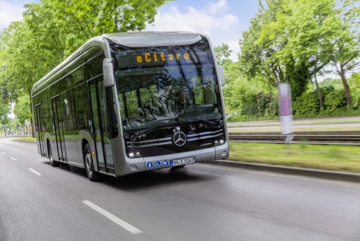 Mercedes-Benz eCitaro mit vollelektrischem Antrieb, Exterieur, anthrazit metallic, 2 x elektrischer Radnabenmotor, 2 x 125 kW, 2 x 485 Nm, LED-Scheinwerfer, Länge/Breite/Höhe: 12.135/2.550/3.400 mm, Beförderungskapazität: 1/80
Mercedes-Benz eCitaro with all-electric drive, exterior, anthracite metallic, 2 x electric hub motor, 2 x 125 kW, 2 x 485 Nm, LED headlamps, length/width/height: 12135/2550/3400 mm, passenger capacity: 1/80.
