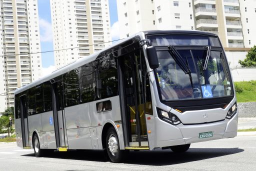 Daimler Buses bringt den Mercedes-Benz Super Padron O 500 R 1830 auf den brasilianischen Markt. Das neue Busfahrgestell kann Stadtbus-Aufbauten mit einer Länge von bis zu 14 Metern aufnehmen und bietet Platz für bis zu 100 Fahrgäste.
Daimler Buses is launching the Mercedes-Benz Super Padron O 500 R 1830 on the Brazilian market. The new bus chassis can be equipped with urban bodies of up to 14 metres in length and offers space for up to 100 passengers.
