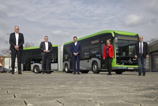 Von links nach rechts: Mirko Sgodda, Rüdiger Kappel, Alexander Kols, Denise Hain (ÜSTRA Vorständin Betrieb und Personal), Frank Ahrndt (ÜSTRA Unternehmensbereichsleiter Bus).
from the left to the right: Mirko Sgodda, Rüdiger Kappel, Alexander Kols, Denise Hain (ÜSTRA CEO and Head of HR), Frank Ahrndt (ÜSTRA Head of Buses)