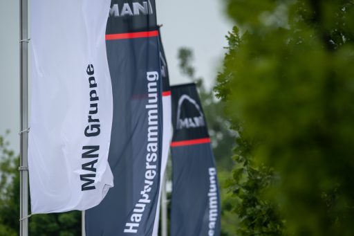 Fahnen mit der Aufschrift ãMAN HauptversammlungÒ wehen am Mittwoch (22.05.19) in Muenchen waehrend der Hauptversammlung der MAN SE.