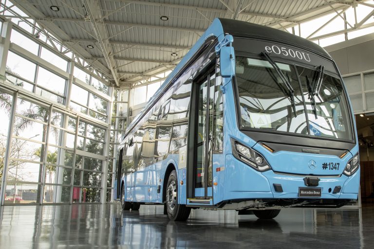 Mercedes-Benz do Brasil hat das vollelektrische Busfahrgestells eO500U vorgestellt. Das Low-Floor-Fahrzeug kann Stadtbus-Aufbauten mit einer Länge von bis zu 13,2 Metern aufnehmen und bietet Platz für bis zu 86 Fahrgäste.
Mercedes-Benz do Brasil has presented the fully electric eO500U bus chassis. The low-floor vehicle can be equipped with urban bodies of up to 13.2 meters and offers space for up to 86 passengers.