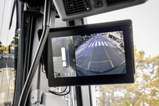 Mercedes-Benz eCitaro mit vollelektrischem Antrieb, Exterieur, silber metallic, 2 x elektrischer Radnabenmotor, 2 x 125 kW, 2 x 485 Nm, 360-Grad-Kamera, Länge/Breite/Höhe: 12.135 /2.550/3.400 mm, Beförderungskapazität: 1/86
Mercedes-Benz eCitaro with all-electric drive, exterior, silver metallic, 2 x electric hub motor, 2 x 125 kW, 2 x 485 Nm, 360 degree camera, length/width/height: 12135 /2550/3400 mm, passenger capacity: 1/86.