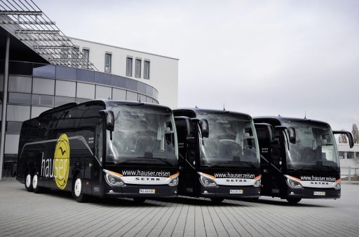 Alle Setra Busse der hauser.reisen GmbH aus dem schwäbischen Rottweil sind mit Ledersitzen ausgestattet.
All Setra buses of hauser.reisen GmbH from the Swabian town of Rottweil are equipped with leather seats.