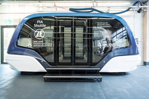 Fahrerlos und rein elektrisch unterwegs: Autonome Shuttles von ZF haben enormes Potenzial für den ÖPNV. Nun werden sie im Rahmen eines Pilotprojekts, an dem neben ZF auch die htw saar / FITT gGmbH beteiligt ist, im Werksverkehr des Standorts Saarbrücken eingesetzt.