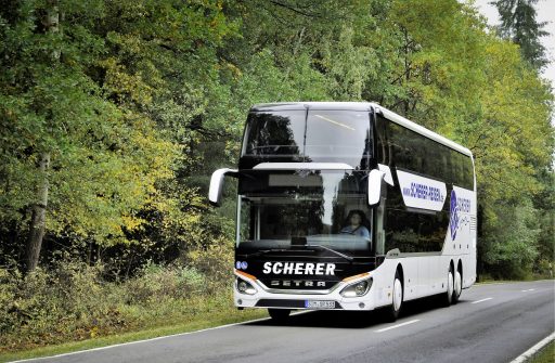 Ein Setra Doppelstockbus S 531 DT der Scherer Reisen Omnibus Gesellschaft mbH
A Setra double-decker bus S 531 DT from Scherer Reisen Omnibus Gesellschaft mbH.